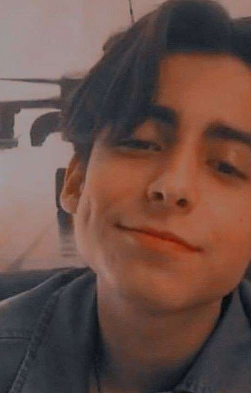 Между деньгами и Эйданом.|Aidan Gallagher|