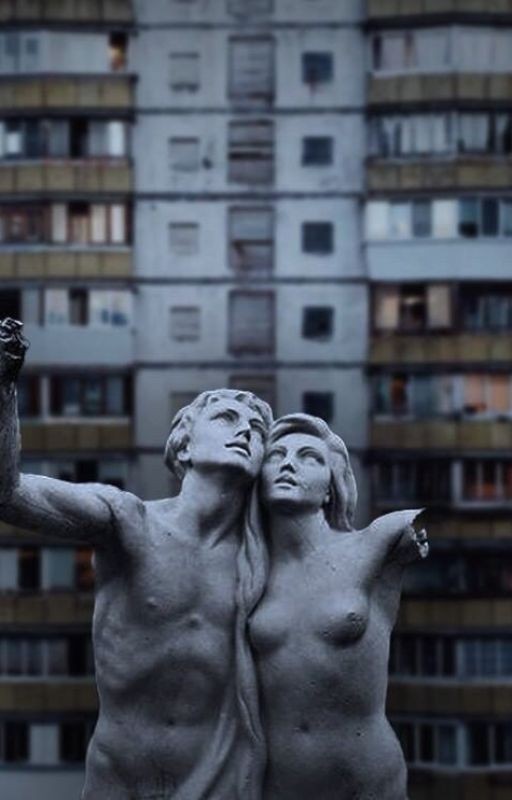 Я лег в согретую не мной постель